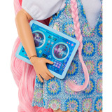 Mattel Dream Besties Daisy Jean Modepuppe mit 9 Zubehörteilen zum Thema DJ und Musik 