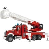 bruder 02821 MACK Granite Feuerwehrleiterwagen, Modellfahrzeug rot/weiß, mit Pumpe