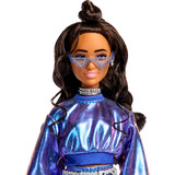 Mattel Barbie Deluxe Style im blauen Metallic Outfit, Puppe 