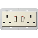 Gira Doppelsteckdose British Standard 13 Ampere geschaltet mit Shutter und Schraubklemmen weiß, Retail