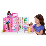 Mattel Barbie Ferienhaus Puppe und Spielset, Kulisse mit 4 Spielbereichen und 11 Zubehörteilen