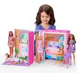 Mattel Barbie Ferienhaus Puppe und Spielset, Kulisse mit 4 Spielbereichen und 11 Zubehörteilen