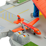 Mattel Abhebe Abenteuer Flughafen Spielset mit Die-Cast Audi und Flugzeug aus Kunststoff 