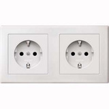 Merten Schutzkontaktsteckdose Doppel mit erhöhtem Berührungsschutz weiß, Retail