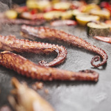 Weber Slate GPSB Premium Plancha, 76cm, Gasgrill Mit Seitenbrenner