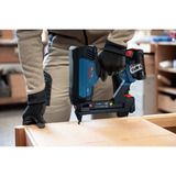 Bosch Professional Akku-Holztacker GTH 18V-38 2M Professional solo, 18Volt, Elektrotacker blau/schwarz, ohne Akku und Ladegerät