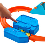Hot Wheels Track Creator Beschleuniger-Sprung-Schnellstrecke-Set , Rennbahn mit Spielzeugauto und motorisiertem Beschleuniger