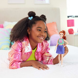 Mattel Barbie Fashionista Puppe im Jersey-Oberteil und Faltenrock 