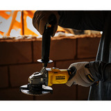 Stanley Akku-Winkelschleifer (SFMCG710M1T-QW), 18Volt schwarz/gelb, Li-Ion-Akku 4,0Ah, Koffer