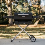 Masterbuilt Tragbarer Holzkohlegrill und Smoker schwarz, mit Scherenwagen