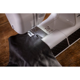 Brother Mechanische Nähmaschine HF37 - Strong & Tough weiß/schwarz