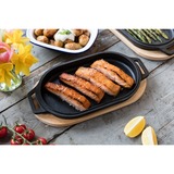 Ooni Servierpfanne Sizzler anthrazit, Sockel aus Holz