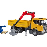 bruder 03551 Scania Super 560R Baustellen-LKW mit Kran und 2 Paletten, Modellfahrzeug 
