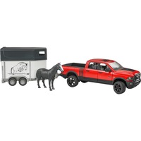 bruder 02501 RAM 2500 Power Wagon mit Pferdeanhänger, Modellfahrzeug rot/weiß, und Pferd