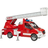 bruder 02673 MB Sprinter Feuerwehr mit Light & Sound Modul, Modellfahrzeug rot/weiß, Drehleiter, Pumpe